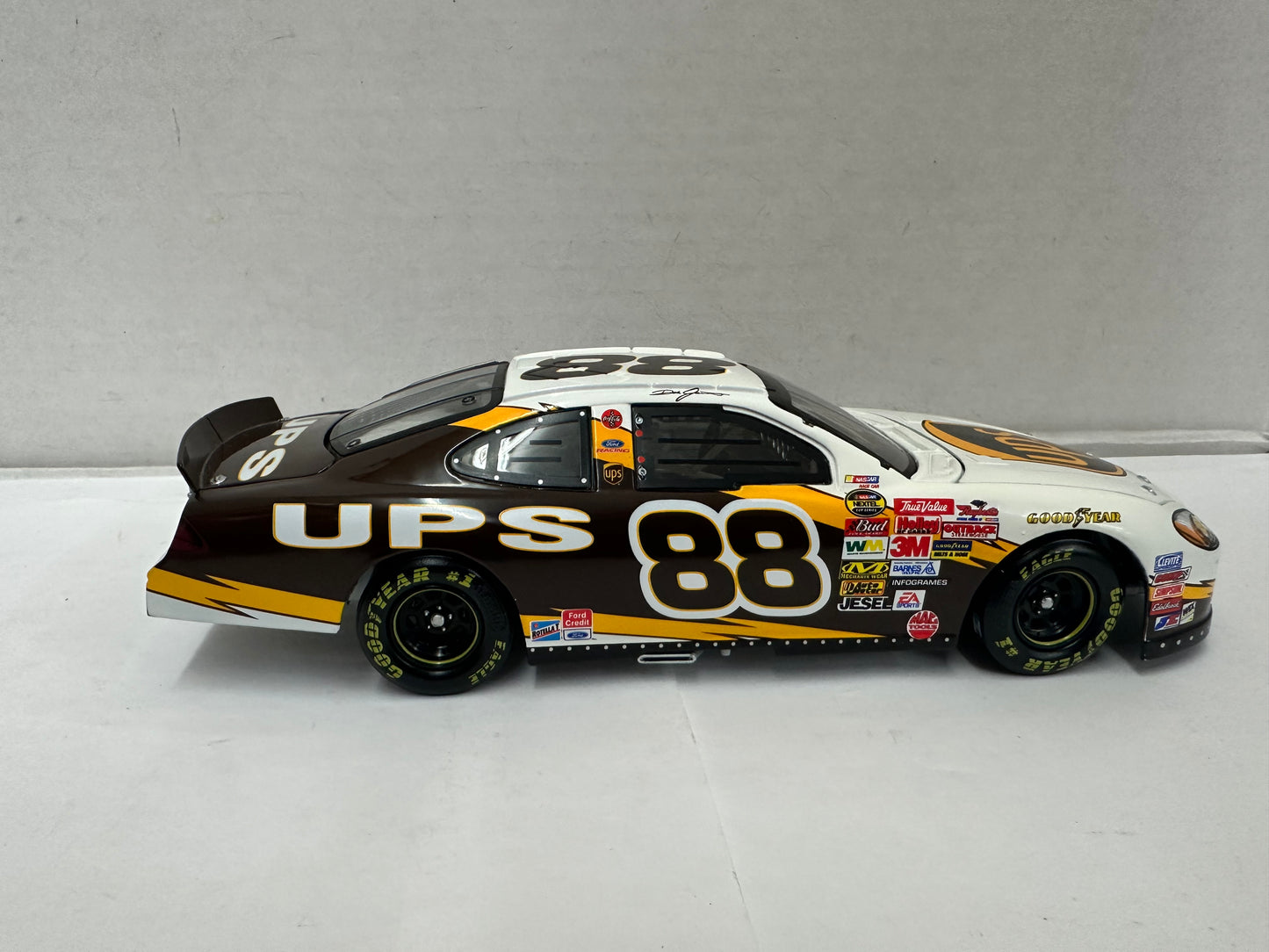 Action Racing Collectables Dale Jarrett #88 2004 Ford Taurus 1:24 UPS Diecast