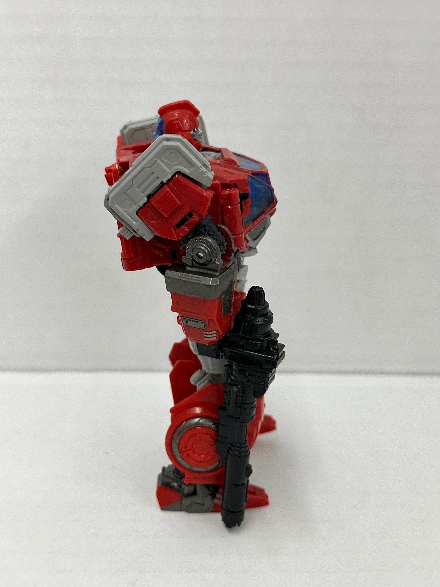 Transformers Ironhide Complete SS-84 Studio Series Deluxe Class
