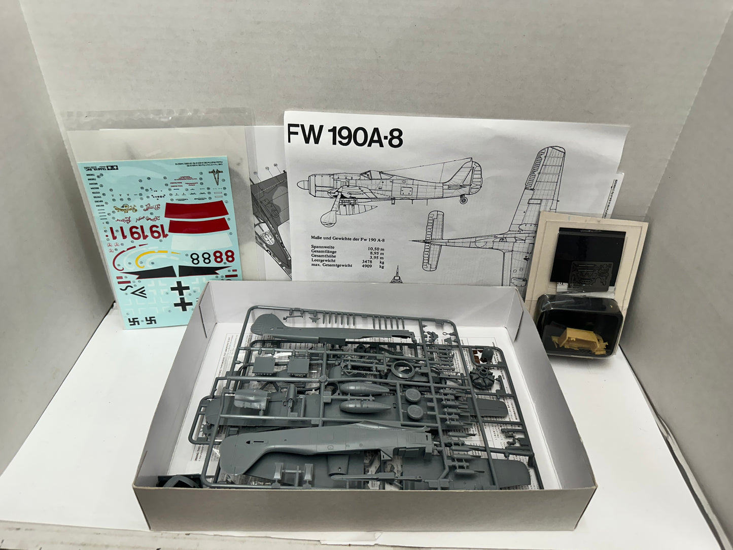 Tamiya Focke-Wulf FW190 A-8/A-8 R2 Fighter WWII - Plastic Model Airplane Kit