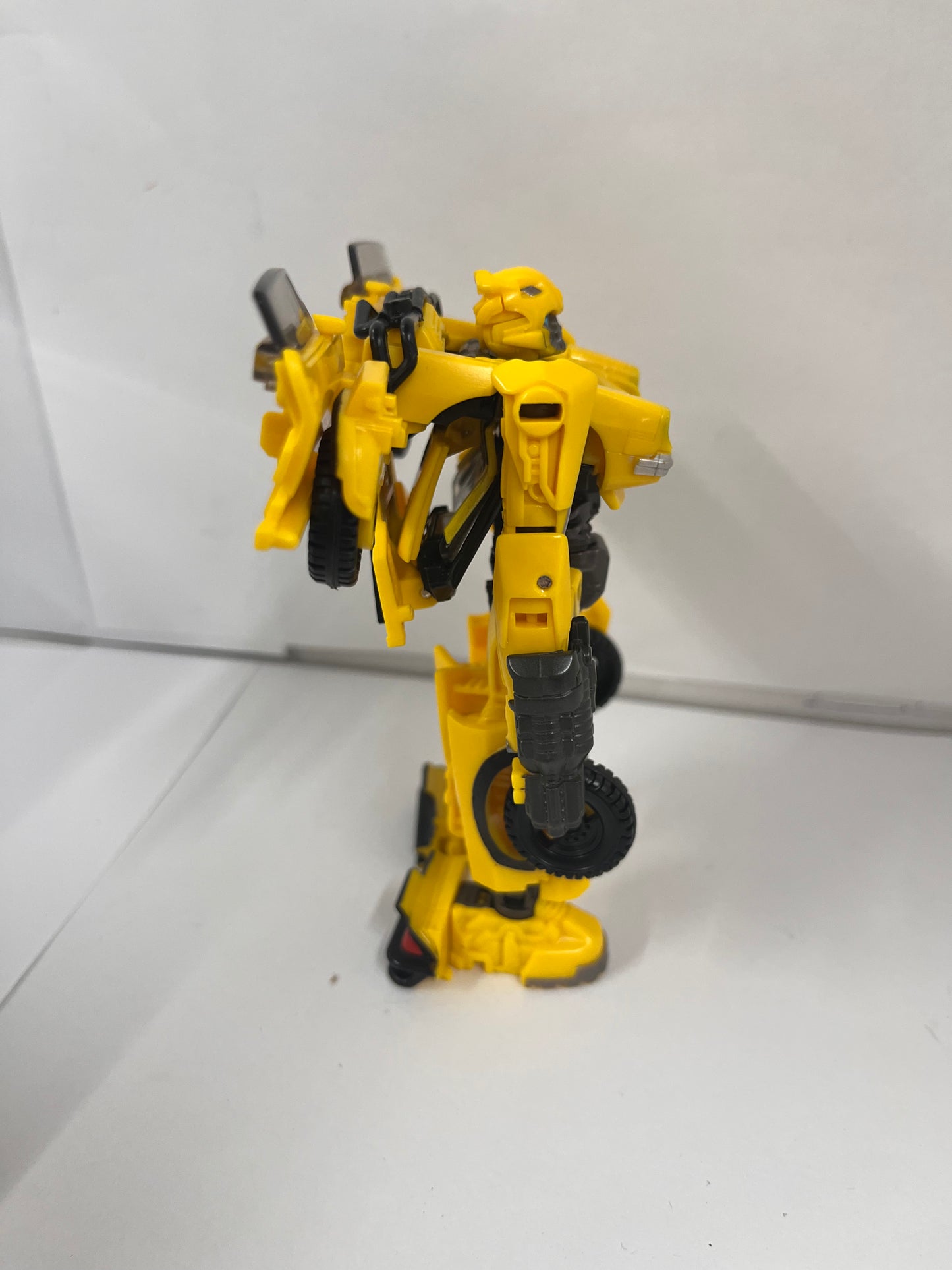 Hasbro Transformers Studio Series #87 Deluxe Class Bumblebee Action Figure