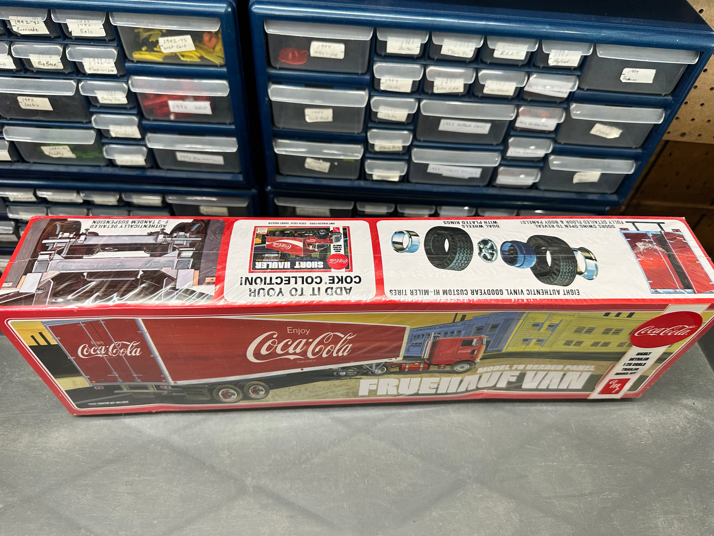 AMT 1/25 Fruehauf Beaded Coca Cola Van Semi Trailer Plastic Model Kit