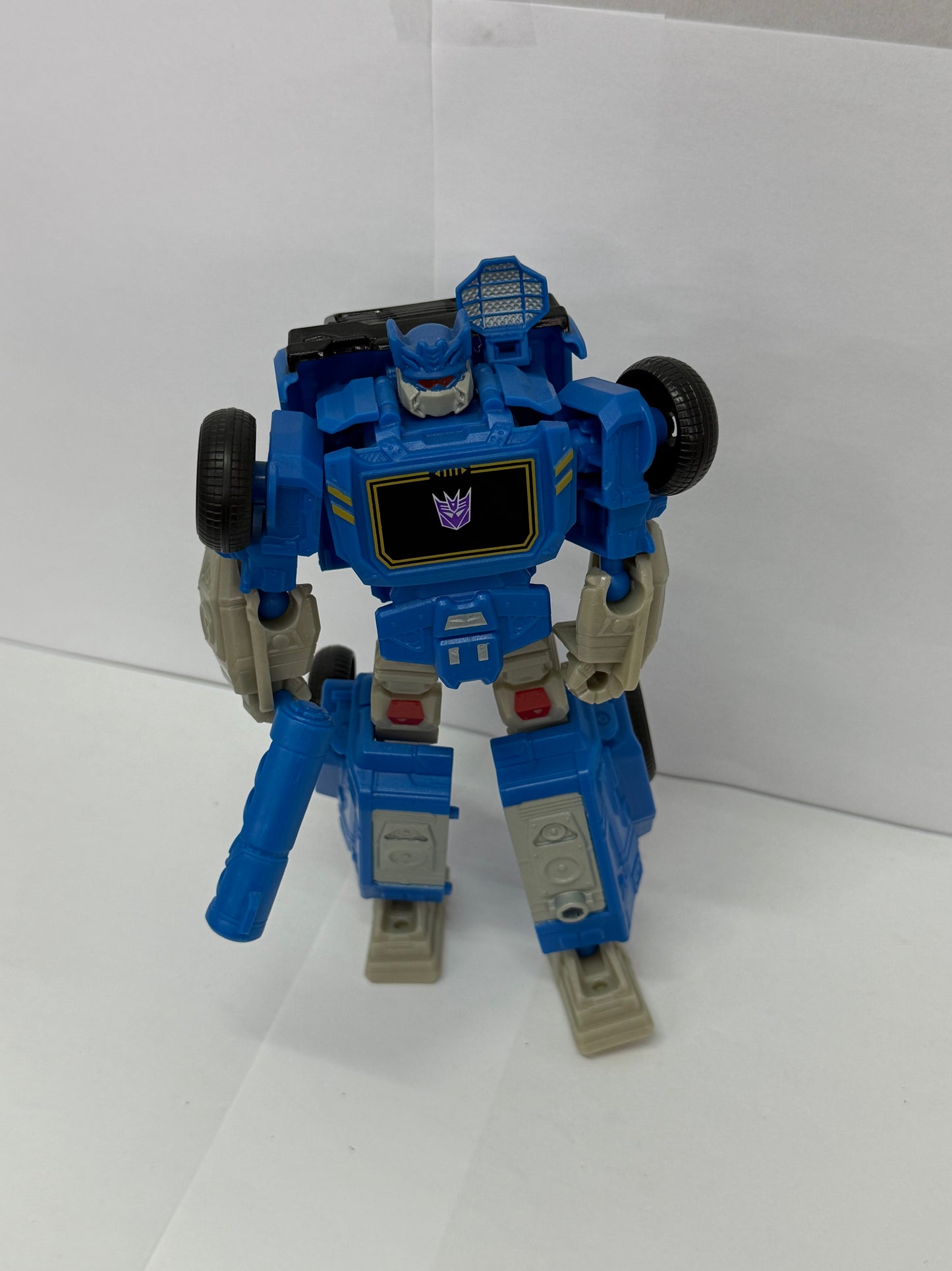 Soundwave 100% Complete Alpha 7 Inch Authentics Transformers