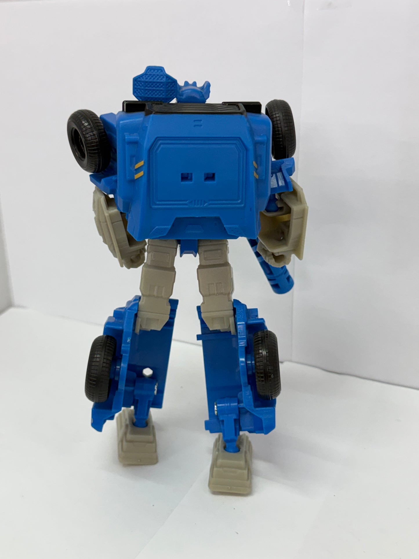 Soundwave 100% Complete Alpha 7 Inch Authentics Transformers