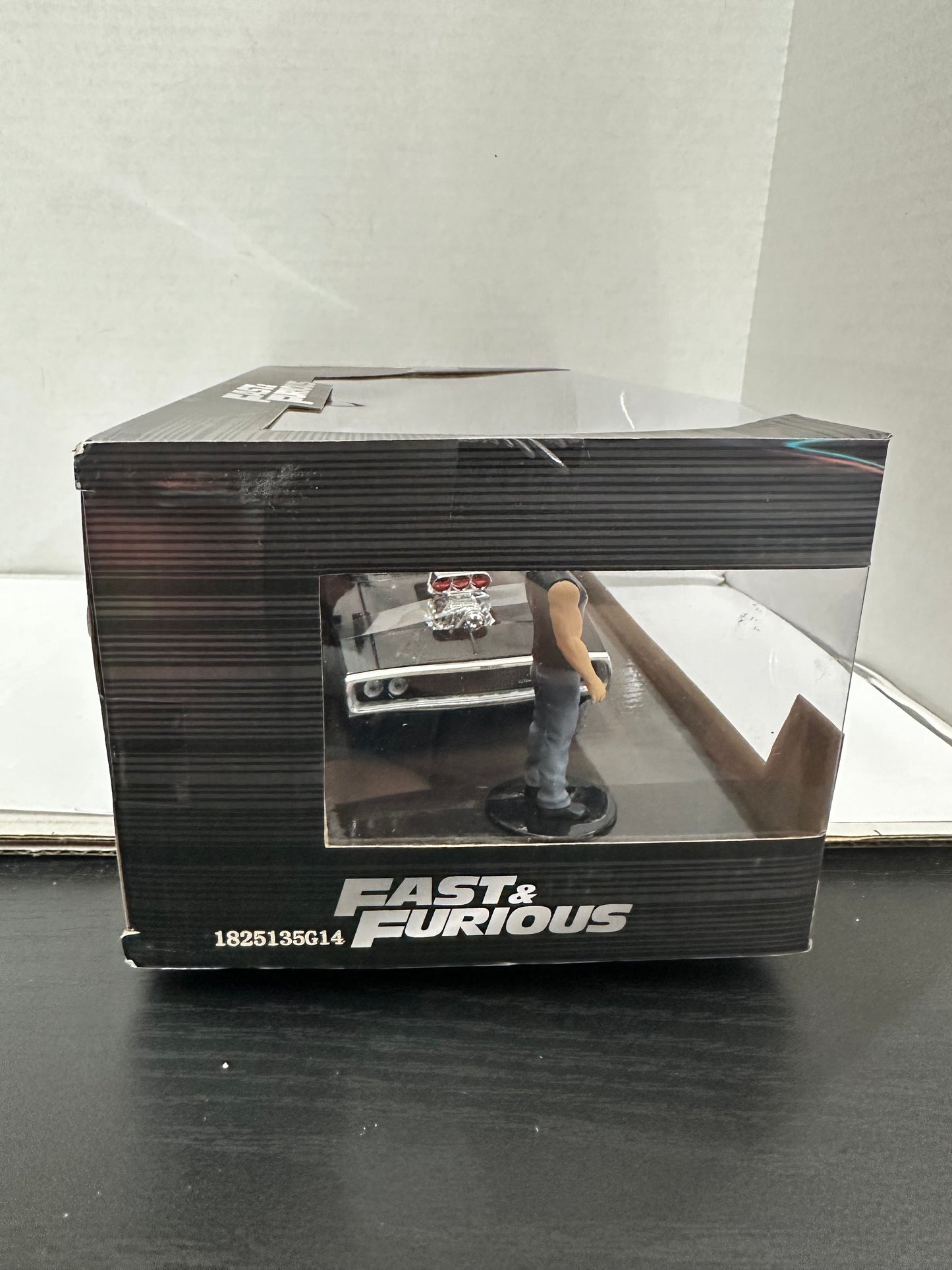 Jada Toys - 1:24 Fast & Furious 1 - Dodge Charger R/T with Dom Figure [New Toy]