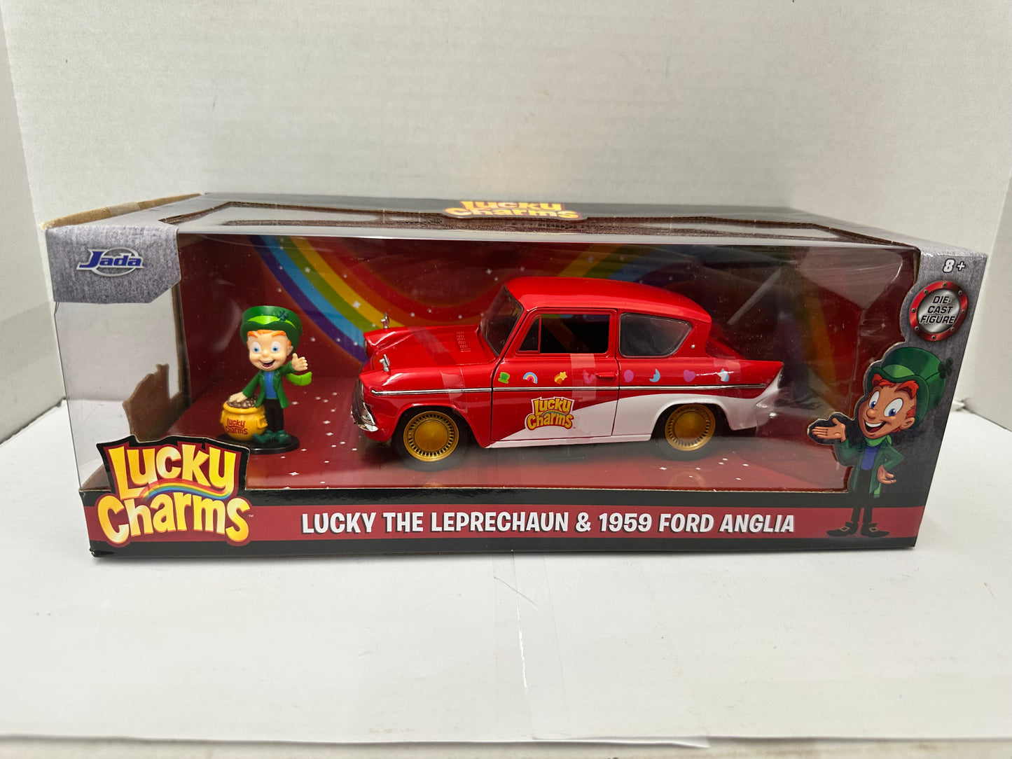 1959 FORD ANGLIA & LUCKY THE LEPRECHAUN FIGURE "LUCKY CHARMS" 1/24 BY JADA 32200