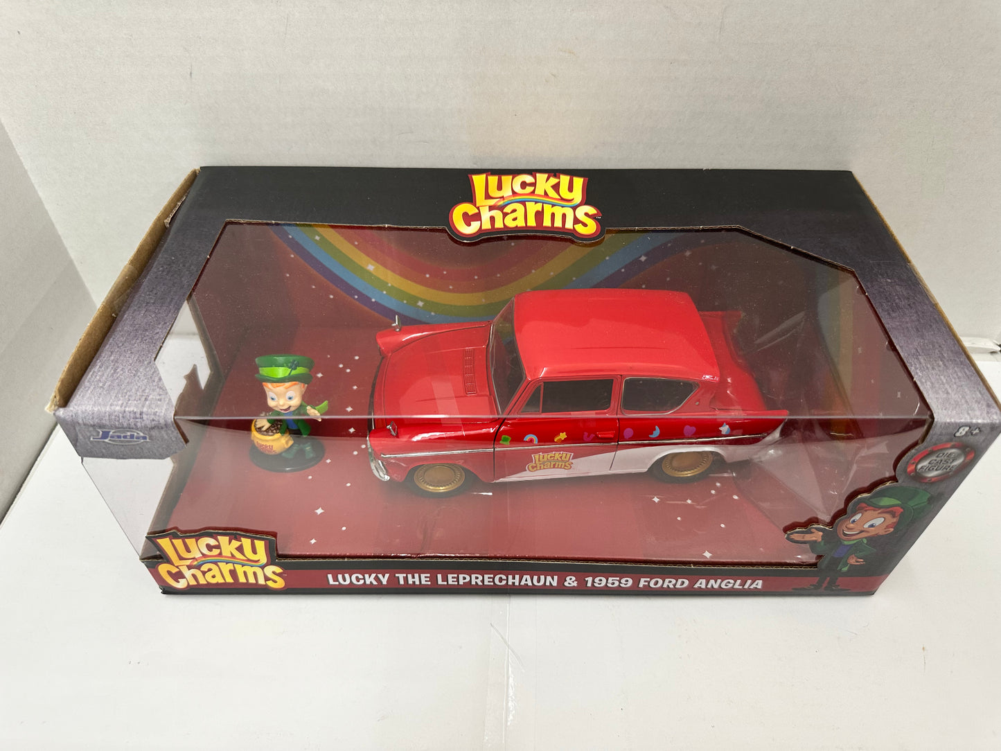1959 FORD ANGLIA & LUCKY THE LEPRECHAUN FIGURE "LUCKY CHARMS" 1/24 BY JADA 32200