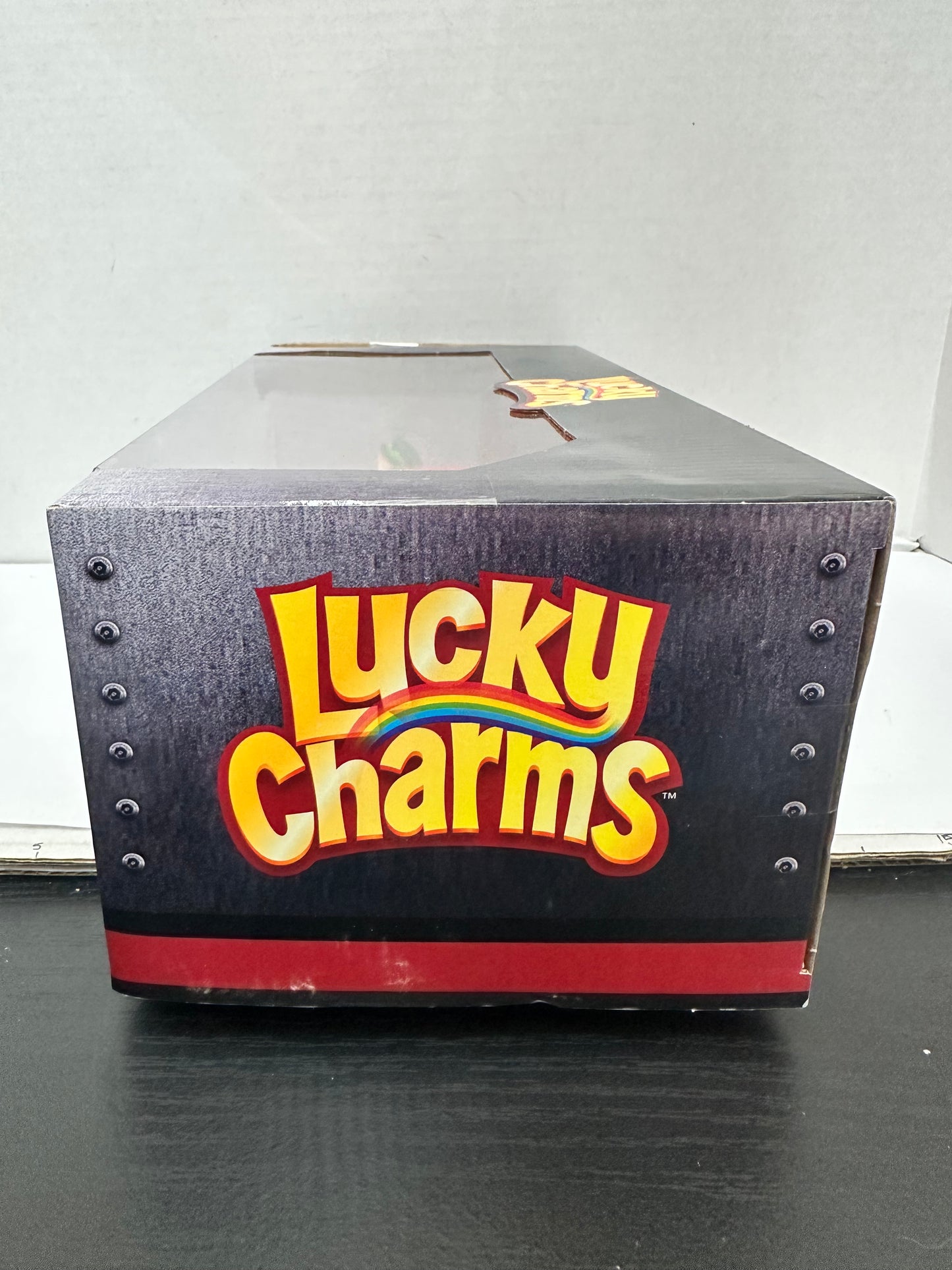 1959 FORD ANGLIA & LUCKY THE LEPRECHAUN FIGURE "LUCKY CHARMS" 1/24 BY JADA 32200