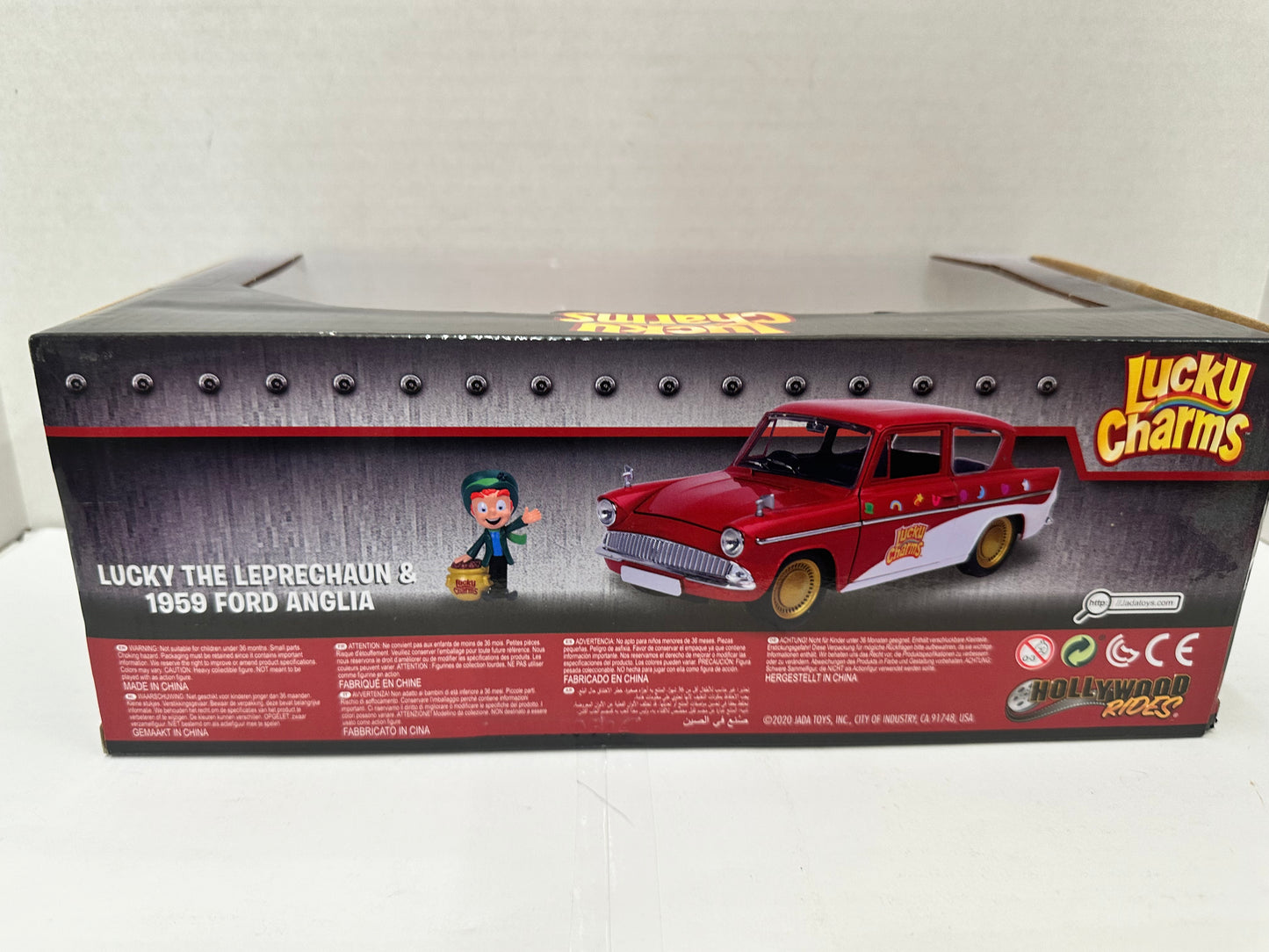 1959 FORD ANGLIA & LUCKY THE LEPRECHAUN FIGURE "LUCKY CHARMS" 1/24 BY JADA 32200