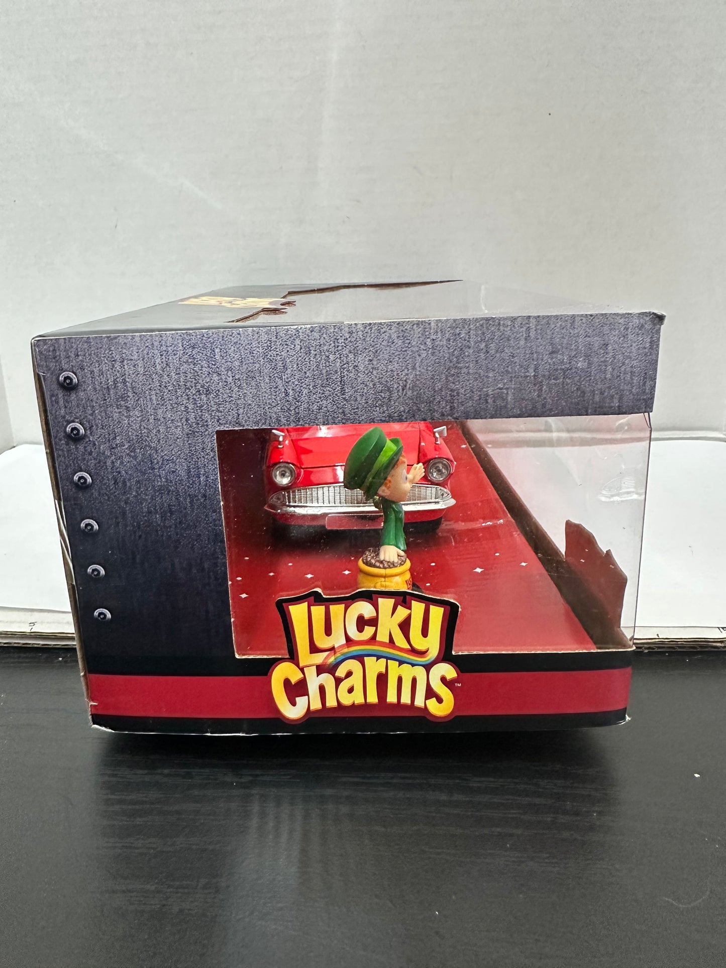 1959 FORD ANGLIA & LUCKY THE LEPRECHAUN FIGURE "LUCKY CHARMS" 1/24 BY JADA 32200