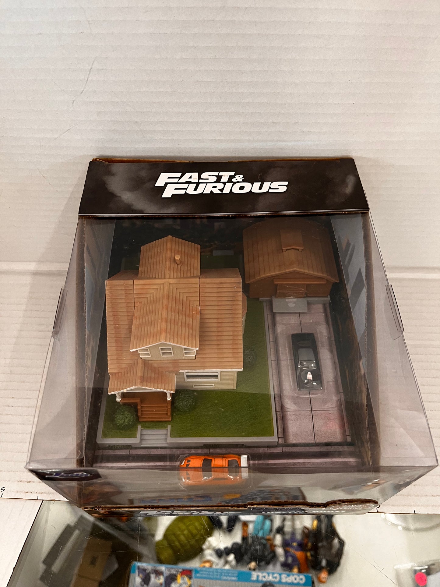 Jada Toys Fast & Furious  Toretto's House Display Nano With 2 Diecast Cars