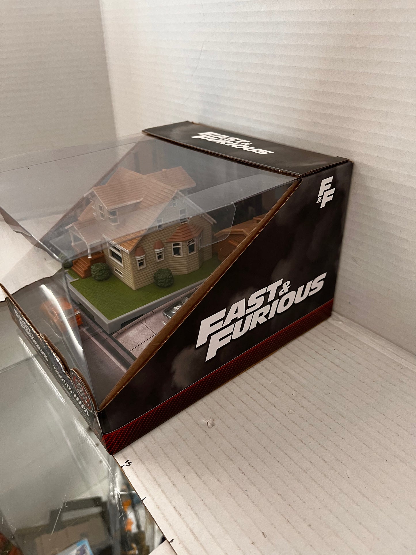 Jada Toys Fast & Furious  Toretto's House Display Nano With 2 Diecast Cars