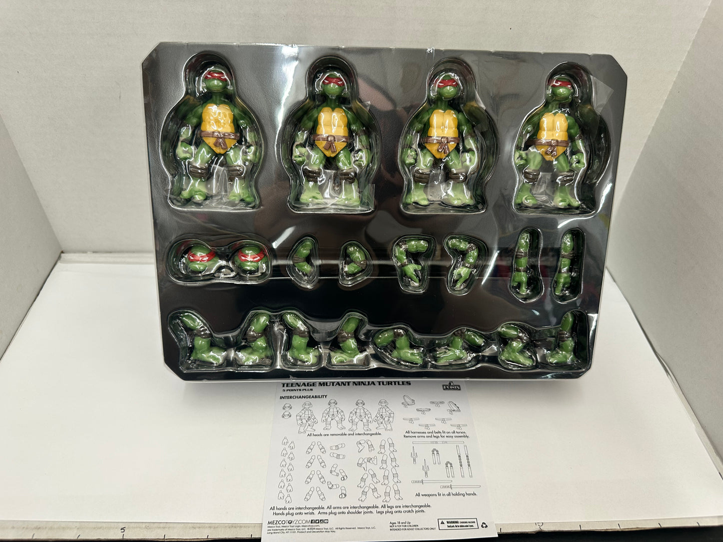 Mezco 5 Point Eastman & Laird's 2004 TMNT 4 Figure Deluxe Set