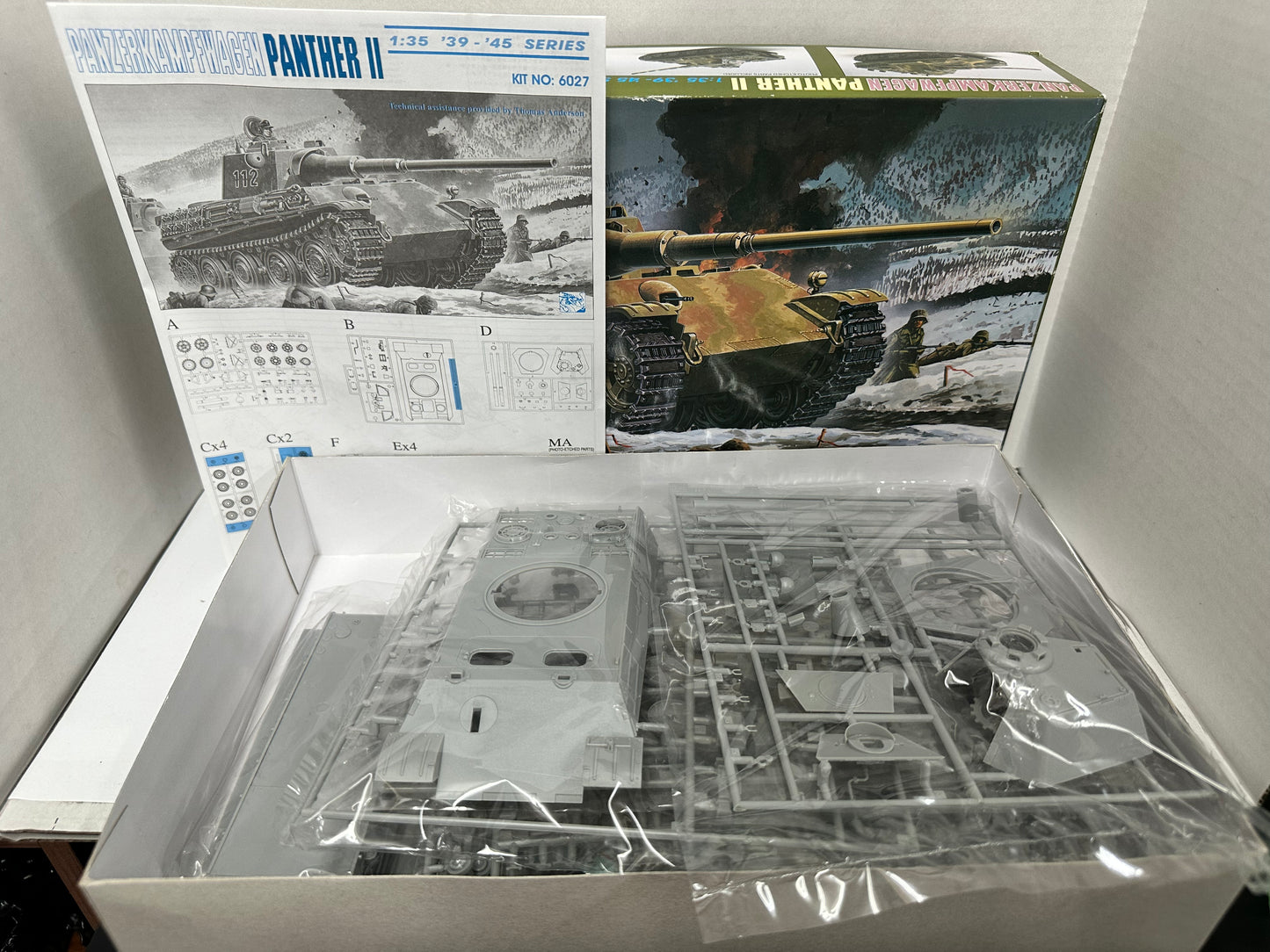 Dragon 1/35 Panzerkampfwagen Panther II German Tank Model Kit 6027 Open Box