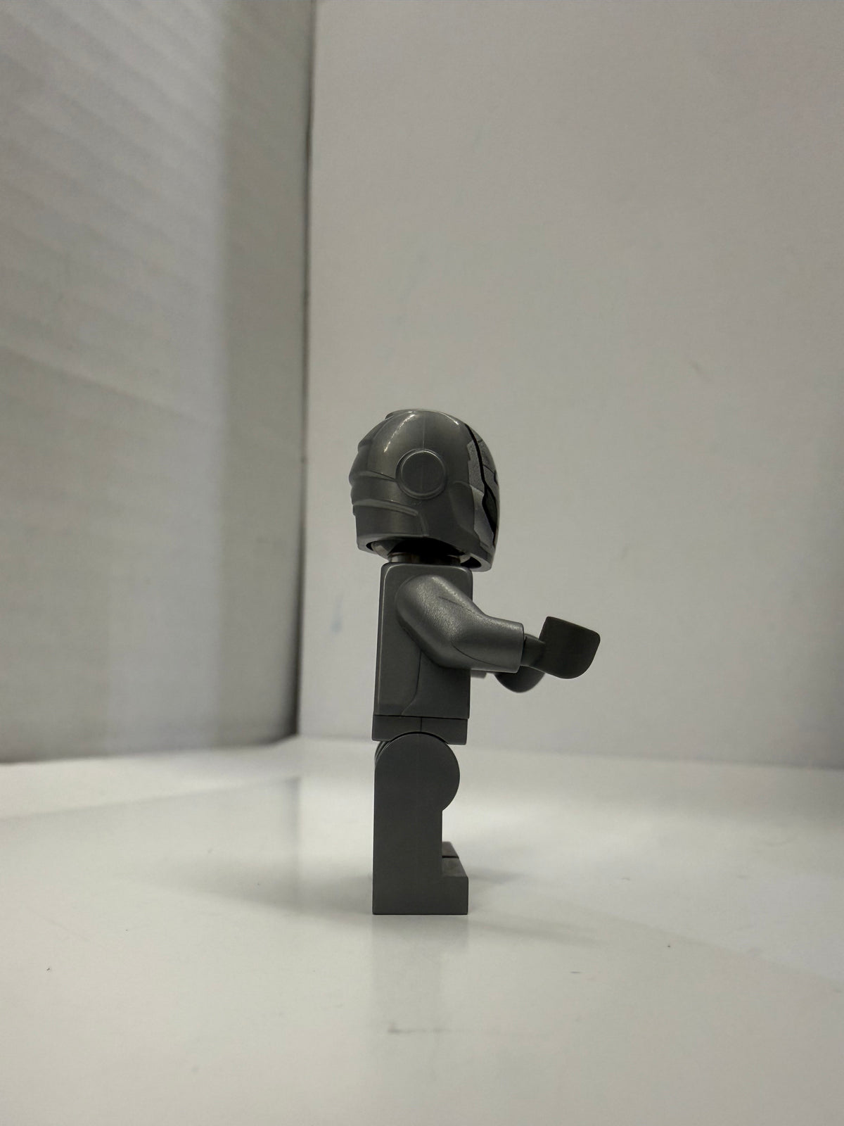 LEGO Marvel Minifigure Iron Man Mark 2 Armor Nice Condition sH0667
